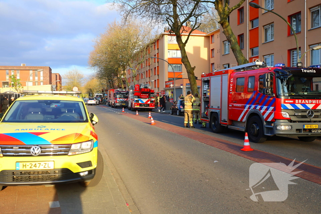 Brandweer schaalt op bij brand in woongebouw