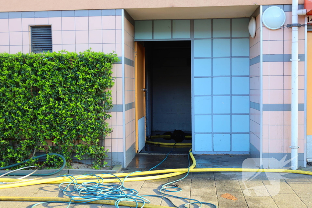 Brandweer schaalt op bij brand in woongebouw