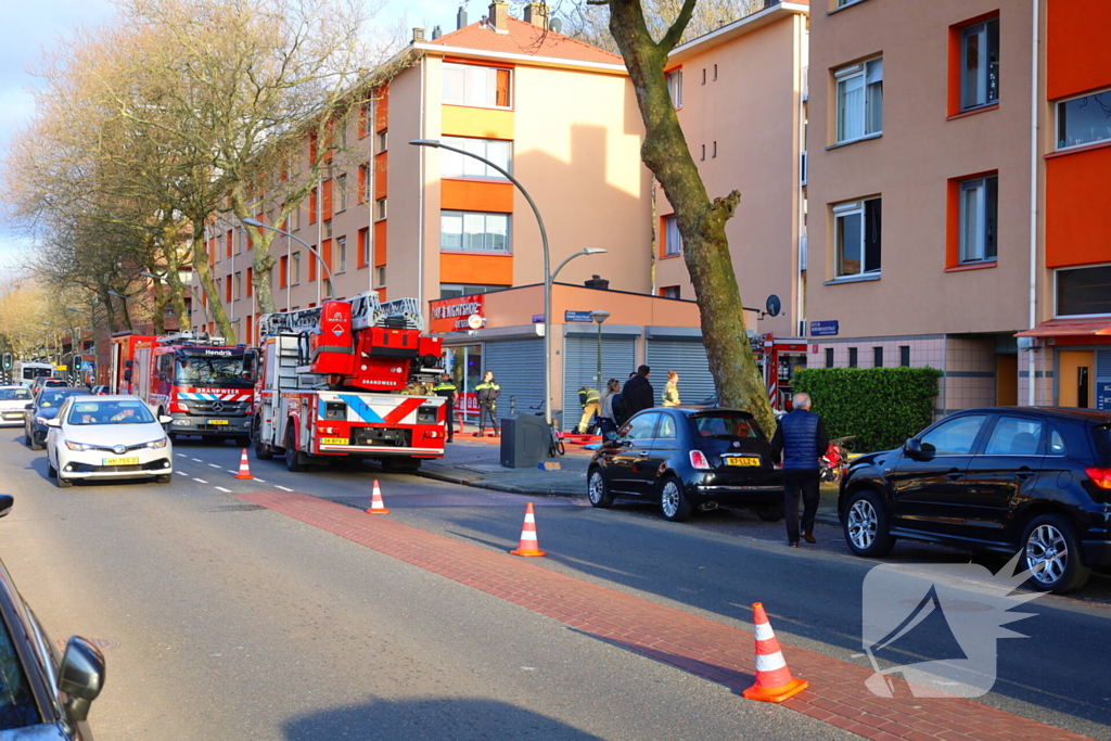 Brandweer schaalt op bij brand in woongebouw