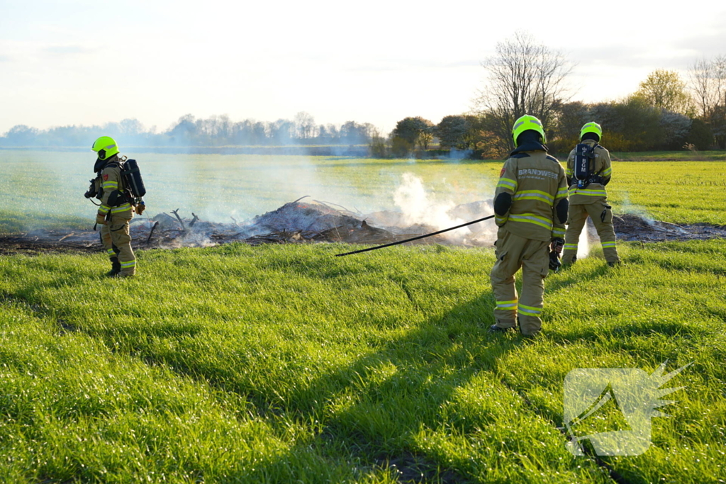 Snoeihout in vlammen, boom snel geblust