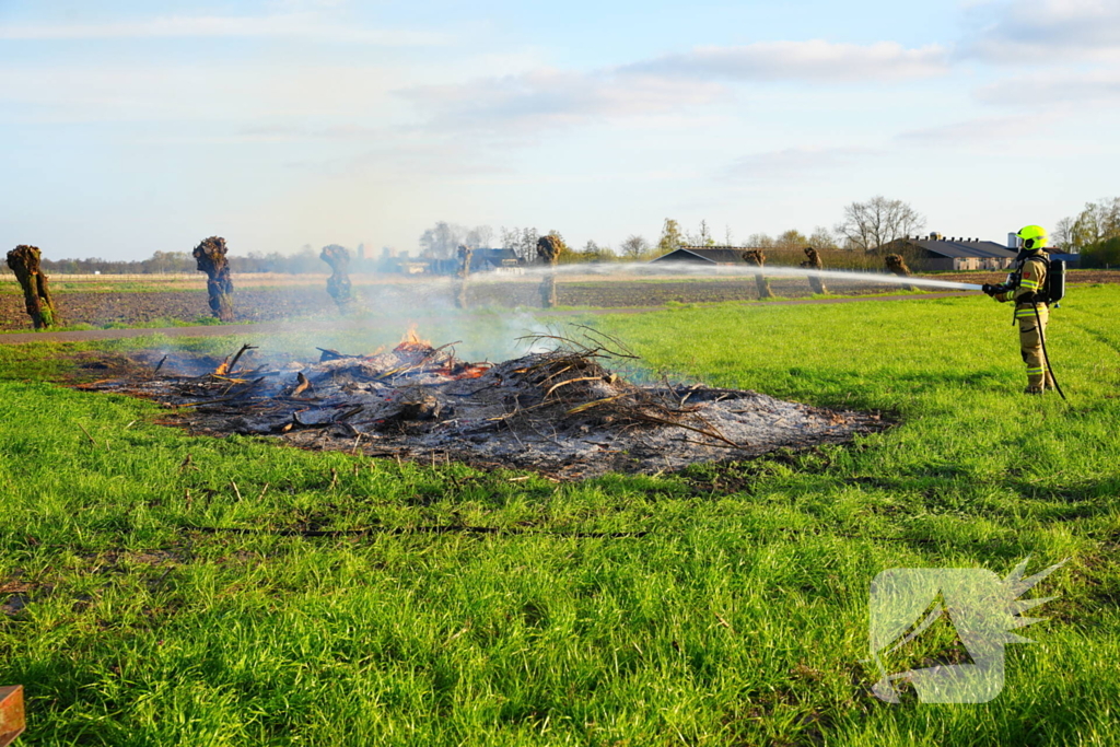 Snoeihout in vlammen, boom snel geblust