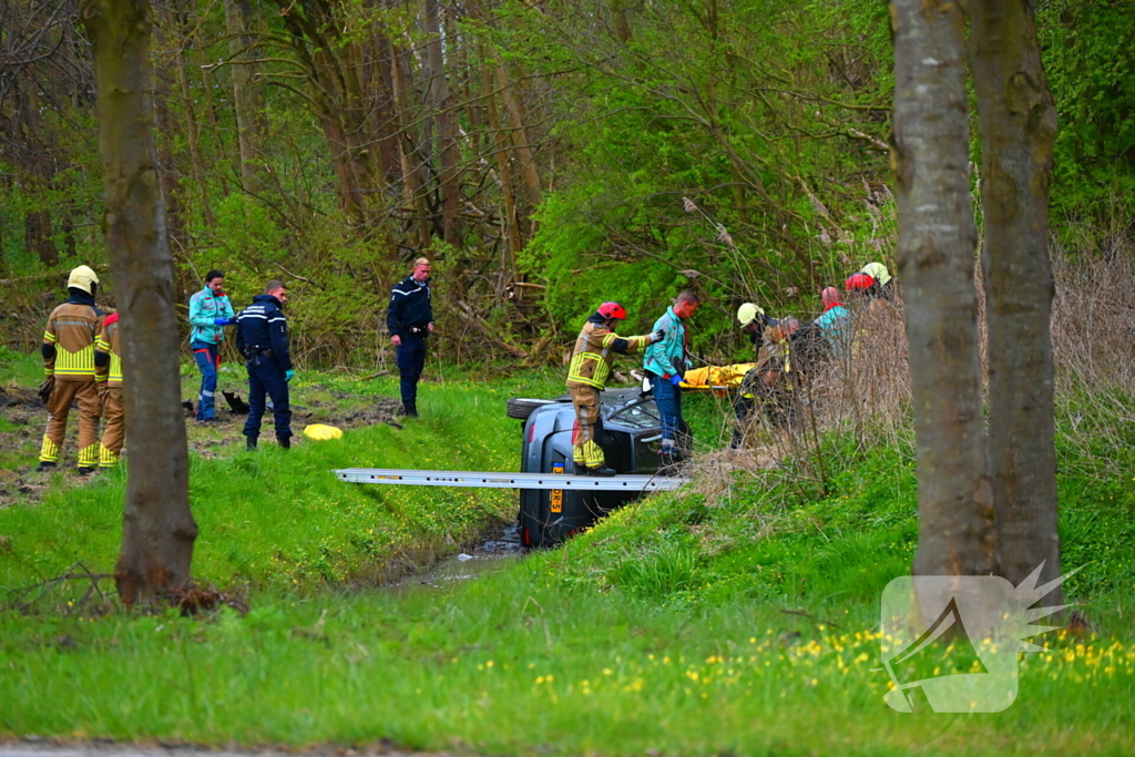 Automobilist belandt onderaan afrit in sloot en raakt gewond