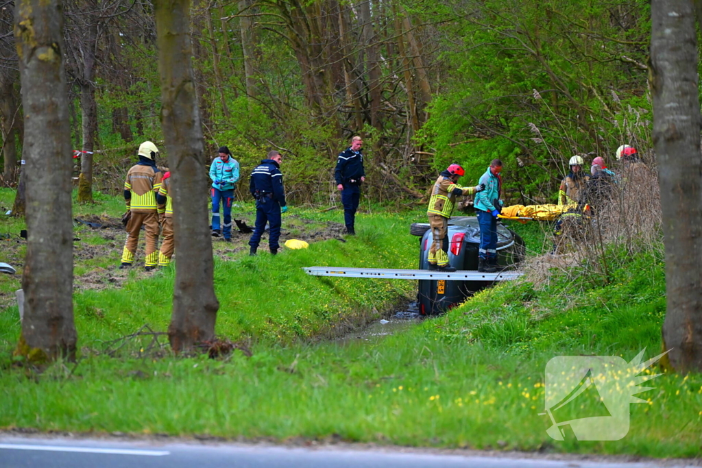 Automobilist belandt onderaan afrit in sloot en raakt gewond