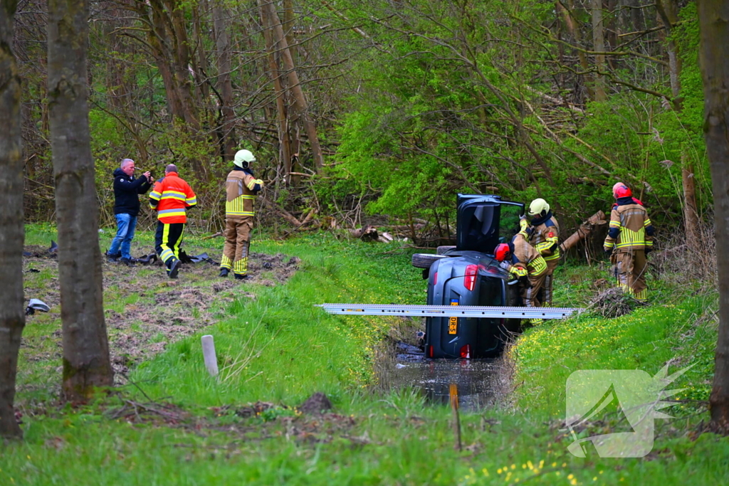 Automobilist belandt onderaan afrit in sloot en raakt gewond