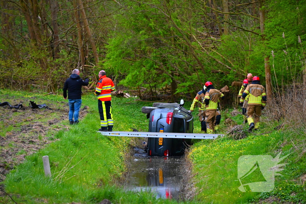 Automobilist belandt onderaan afrit in sloot en raakt gewond