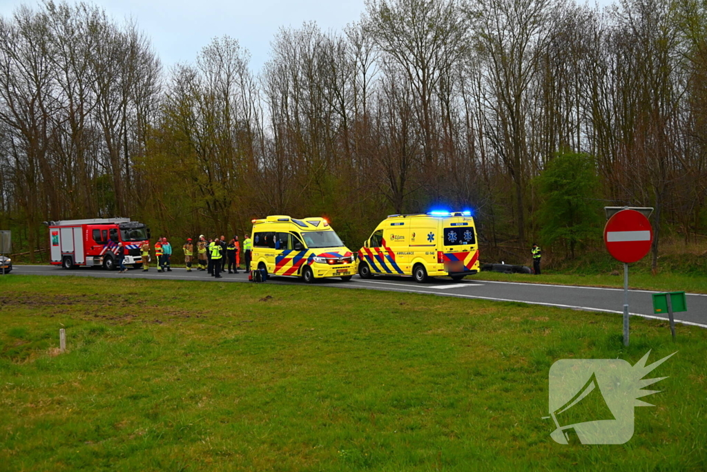Automobilist belandt onderaan afrit in sloot en raakt gewond