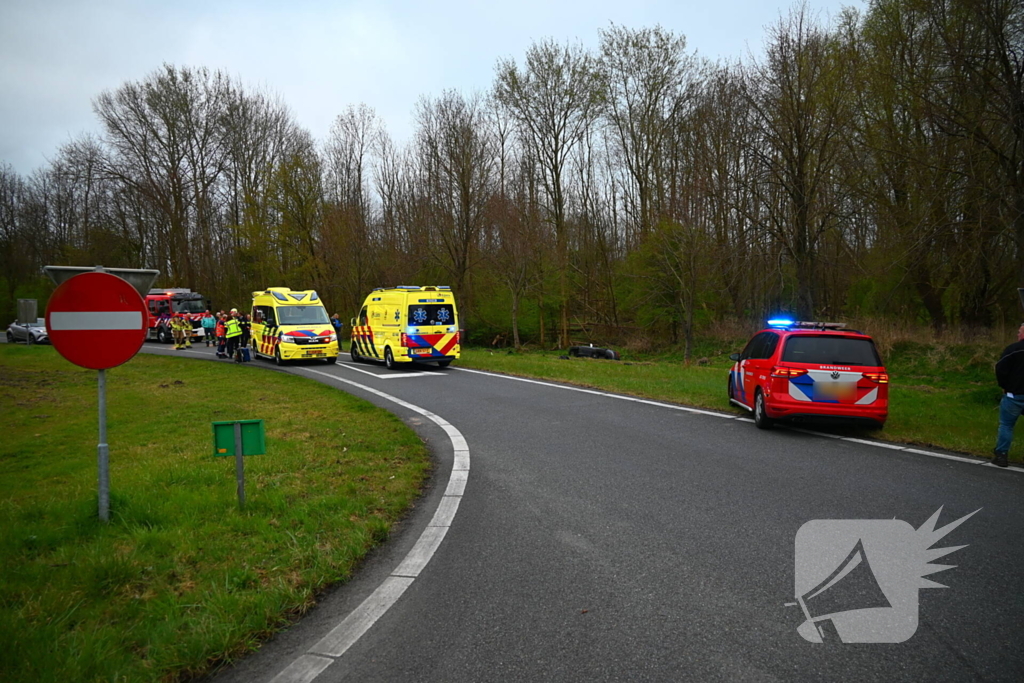Automobilist belandt onderaan afrit in sloot en raakt gewond