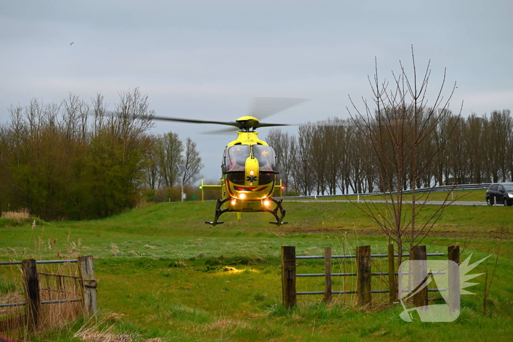 Automobilist belandt onderaan afrit in sloot en raakt gewond