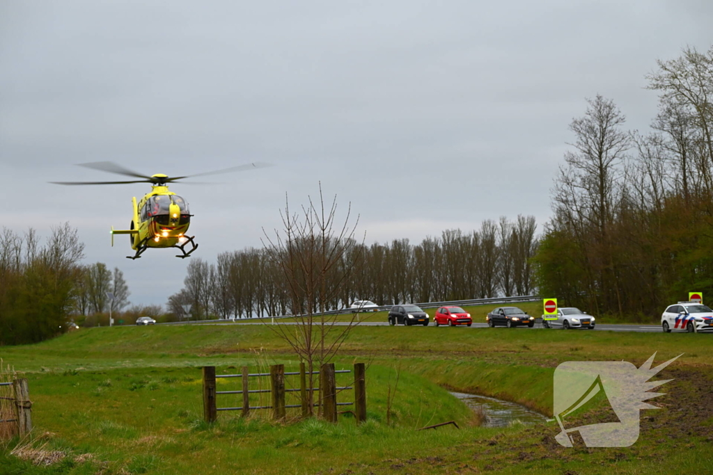 Automobilist belandt onderaan afrit in sloot en raakt gewond