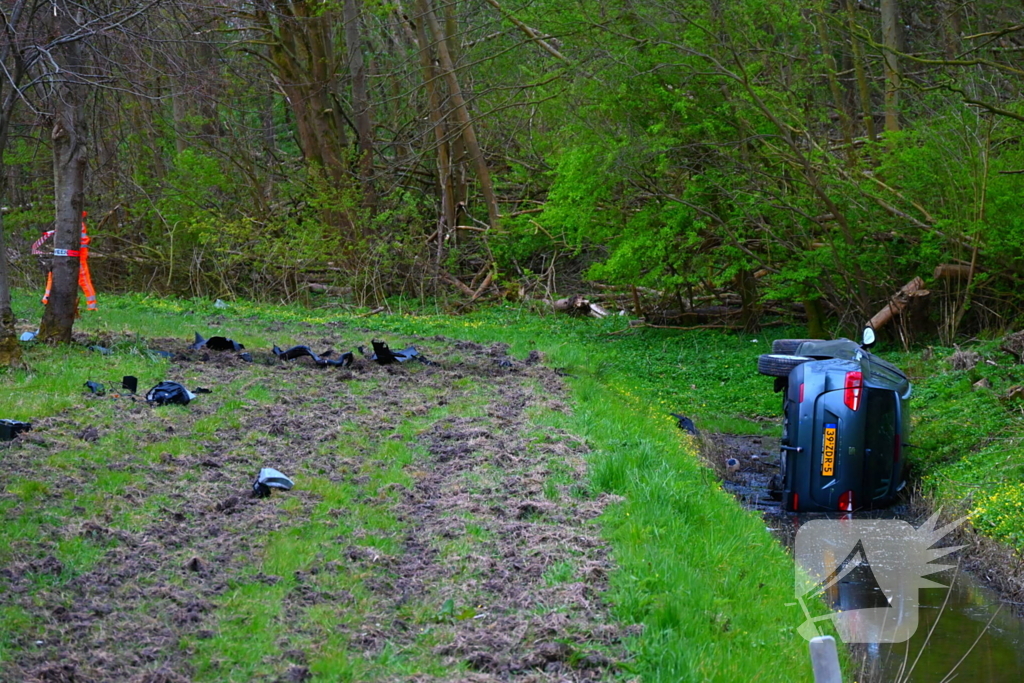 Automobilist belandt onderaan afrit in sloot en raakt gewond