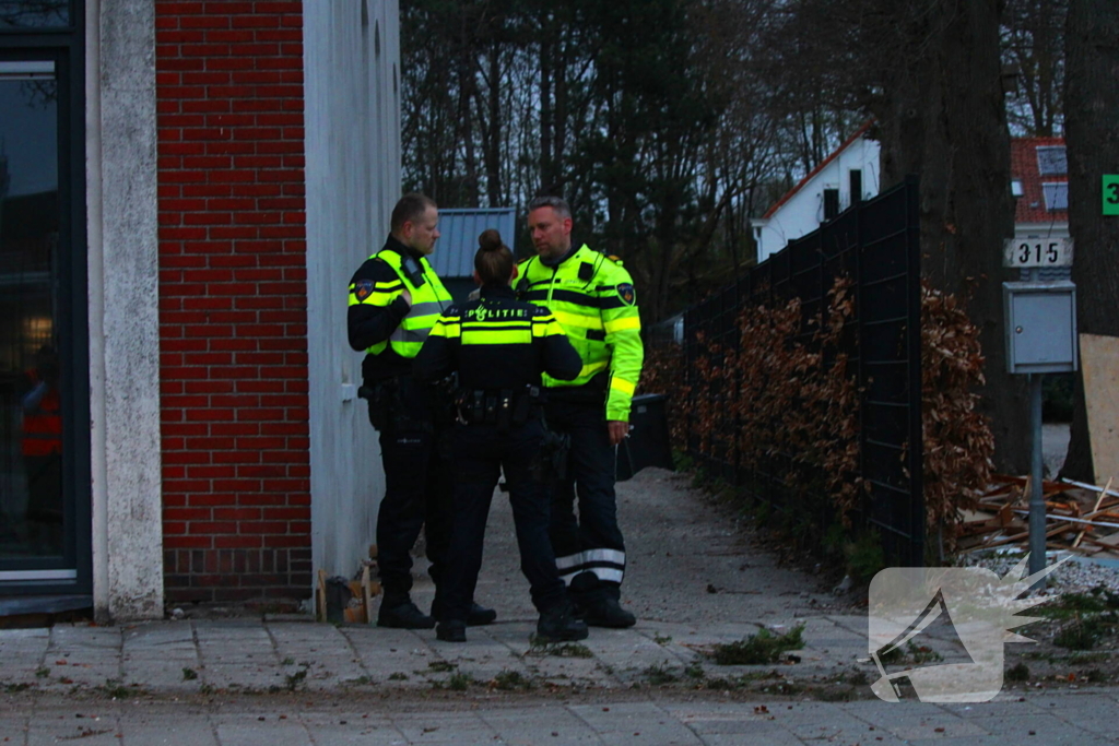 Automobilist botst met auto tegen geparkeerde auto en raakt gewond