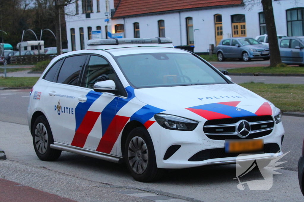 Automobilist botst met auto tegen geparkeerde auto en raakt gewond