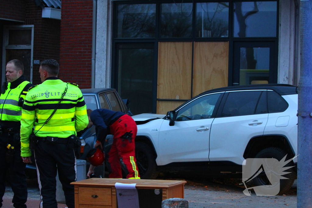 Automobilist botst met auto tegen geparkeerde auto en raakt gewond