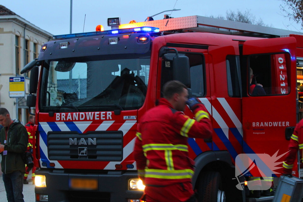 Automobilist botst met auto tegen geparkeerde auto en raakt gewond
