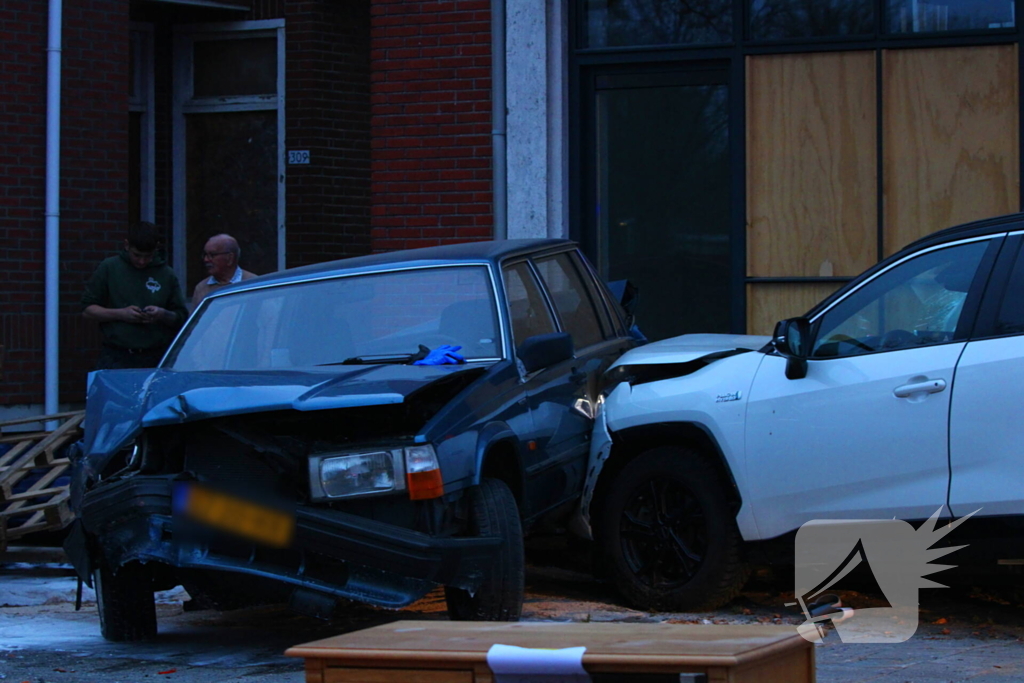 Automobilist botst met auto tegen geparkeerde auto en raakt gewond