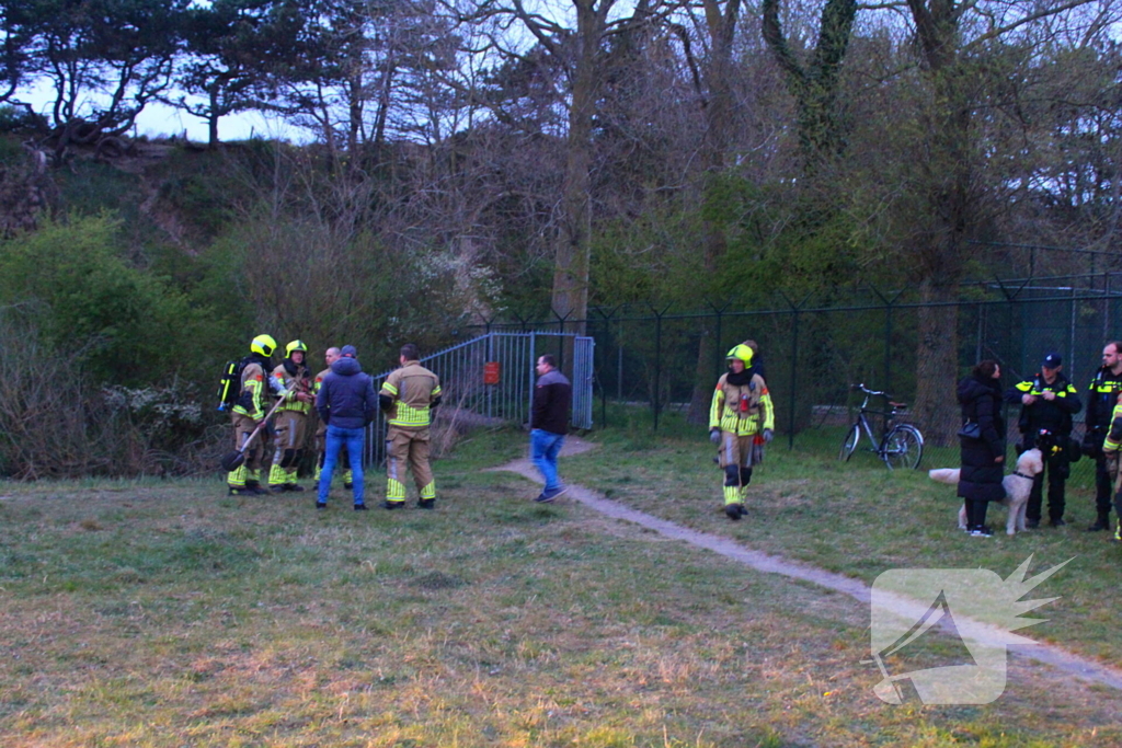 Brandweer blust brandende bosschage