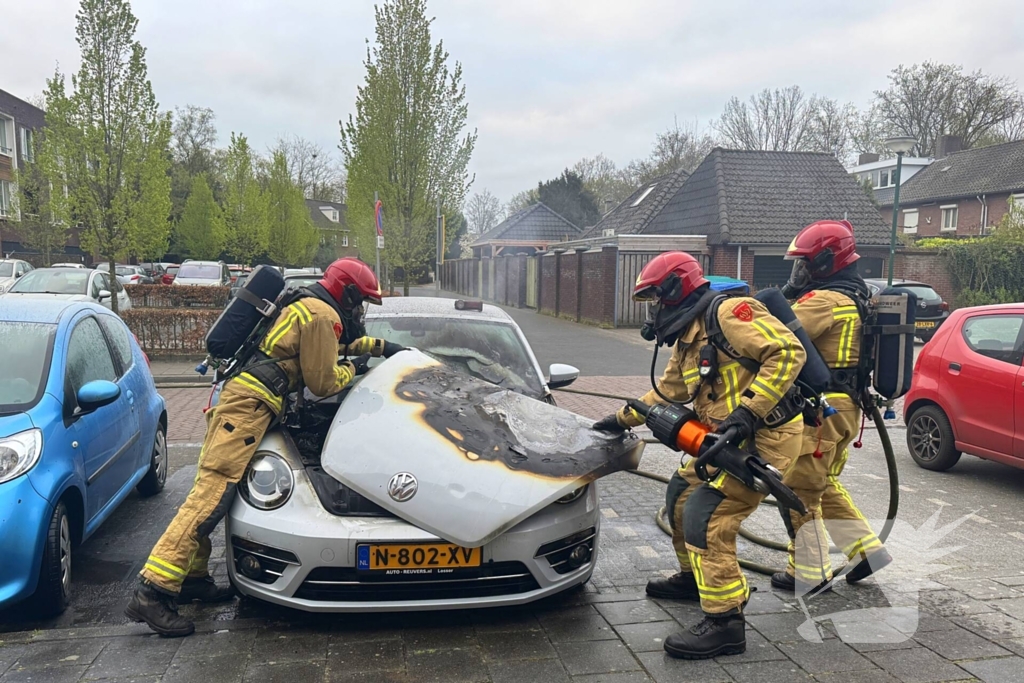 Voorzijde auto verwoest door brand tijdens rit