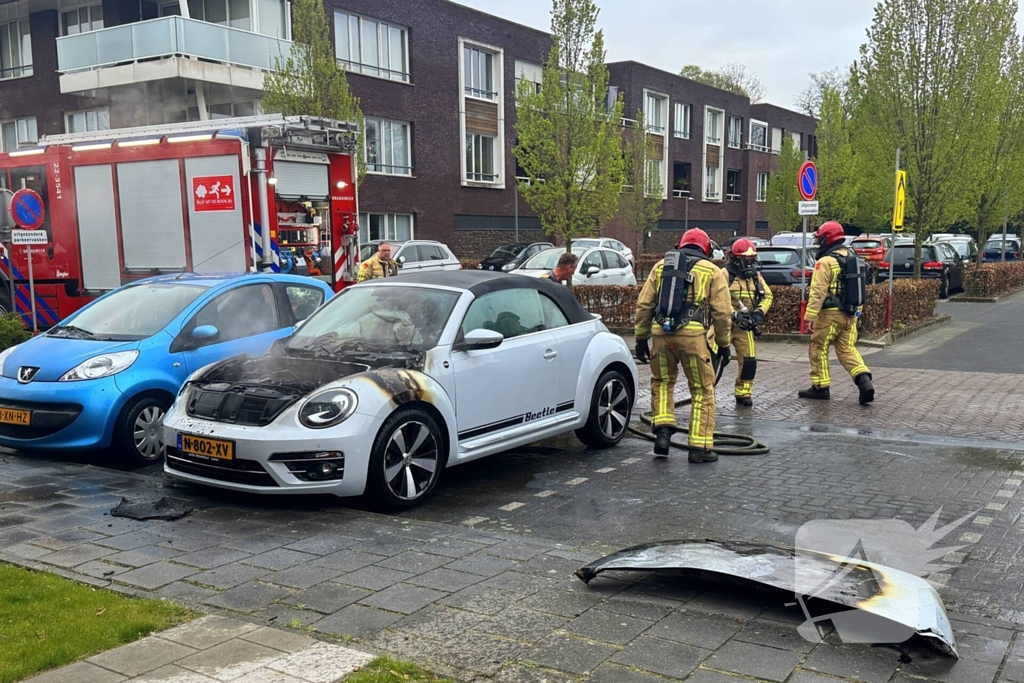 Voorzijde auto verwoest door brand tijdens rit