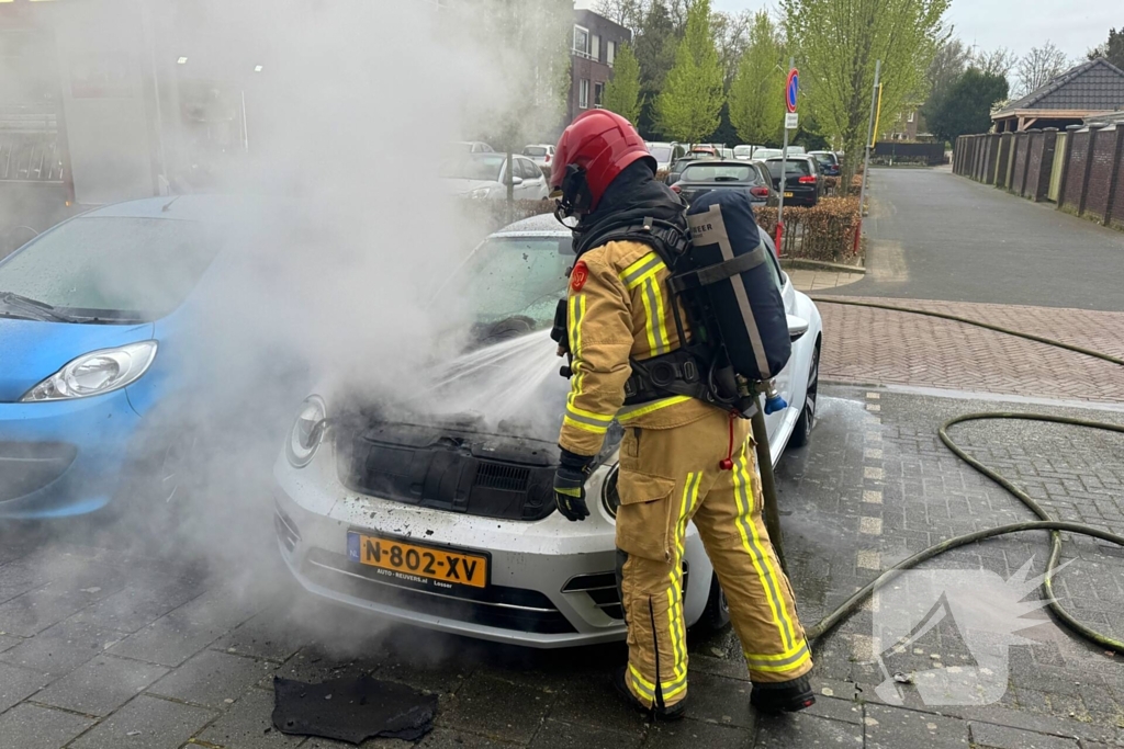 Voorzijde auto verwoest door brand tijdens rit