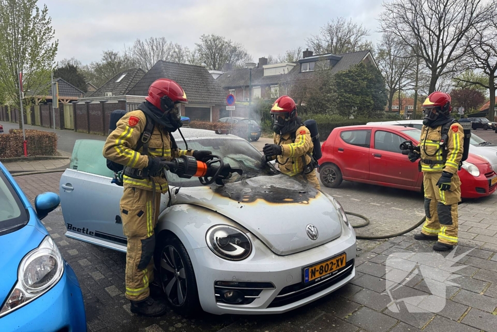 Voorzijde auto verwoest door brand tijdens rit