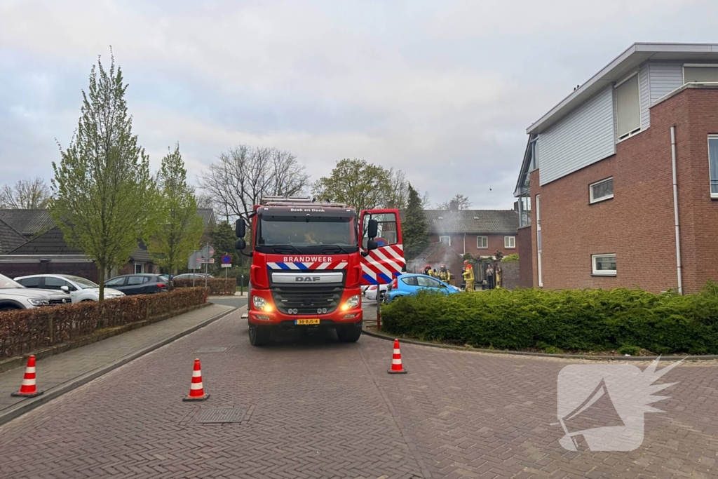 Voorzijde auto verwoest door brand tijdens rit