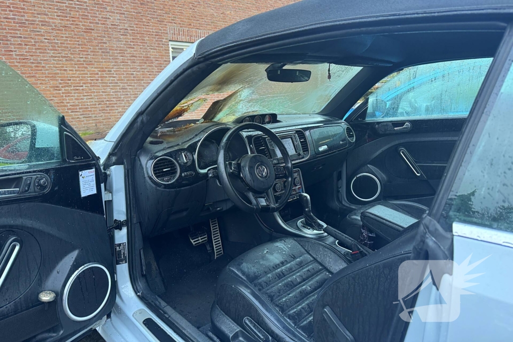Voorzijde auto verwoest door brand tijdens rit