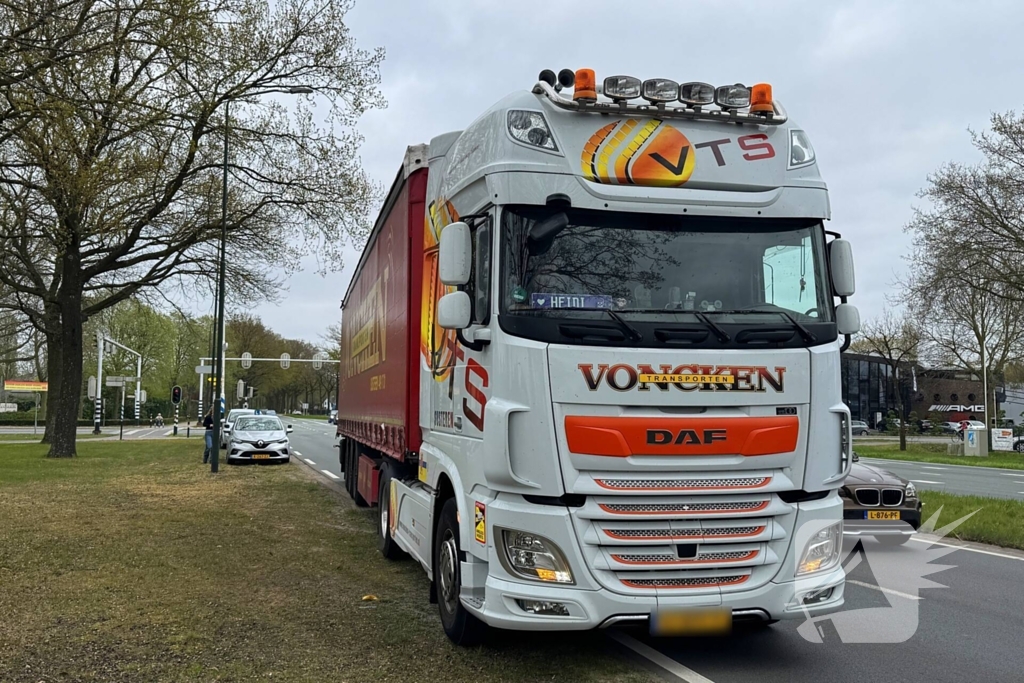 Lesauto en vrachtwagen in botsing