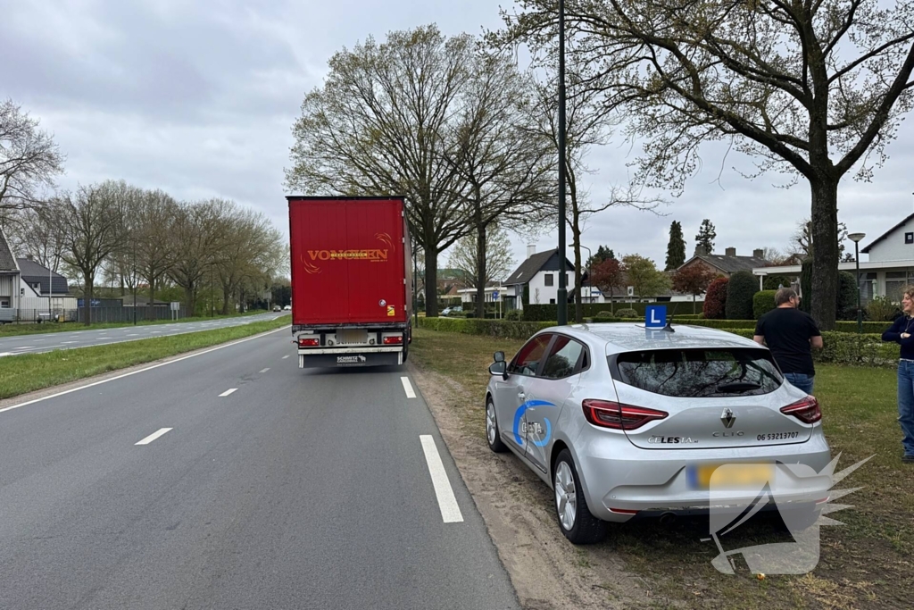 Lesauto en vrachtwagen in botsing
