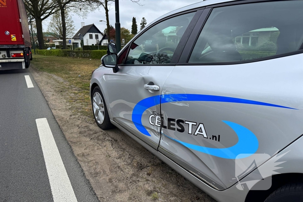 Lesauto en vrachtwagen in botsing