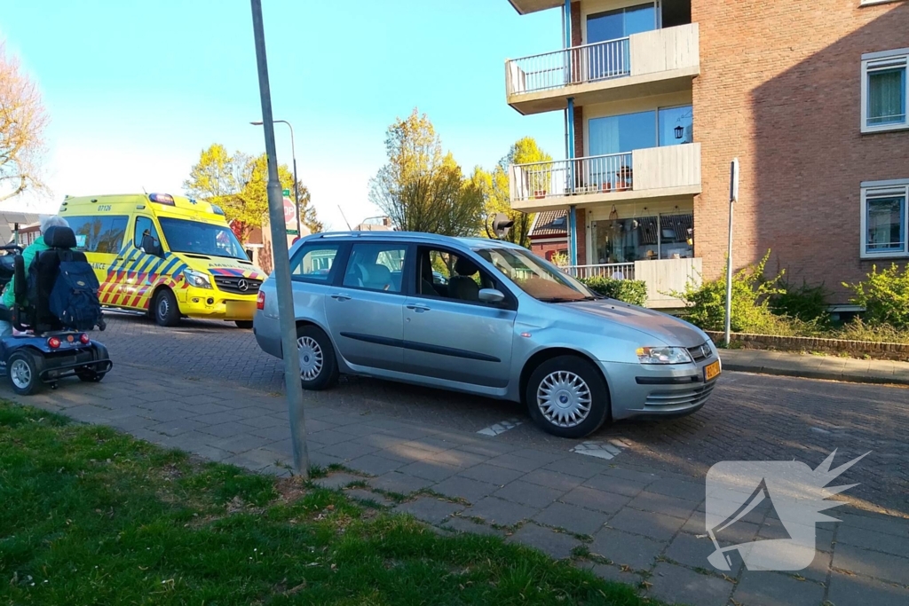 Automobilist ziet scootmobiel over het hoofd