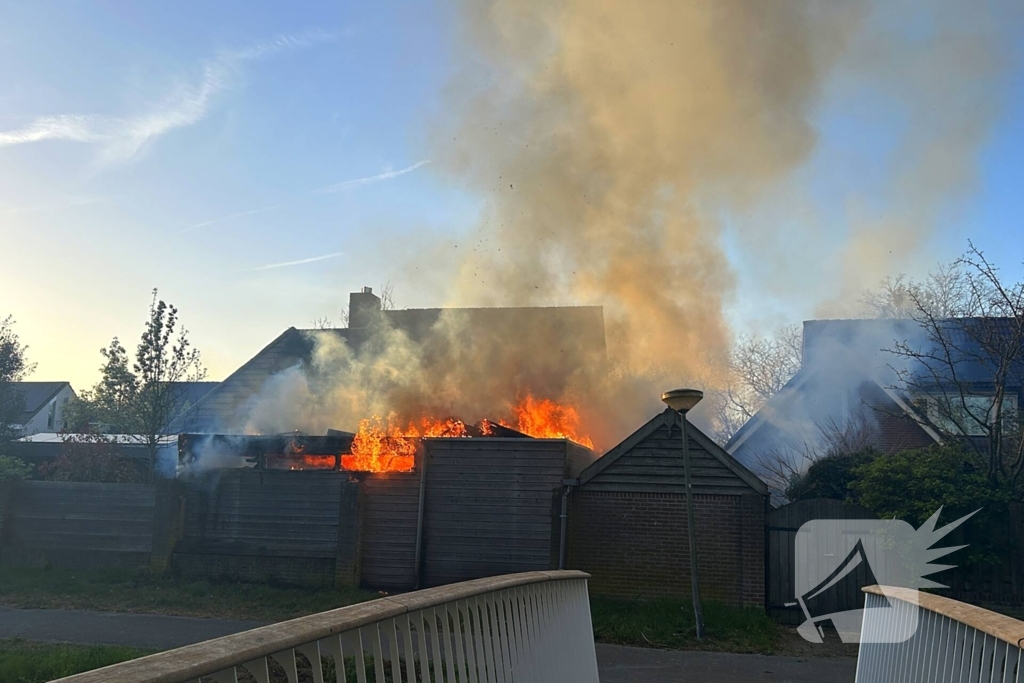 Uitslaande brand in achtertuin