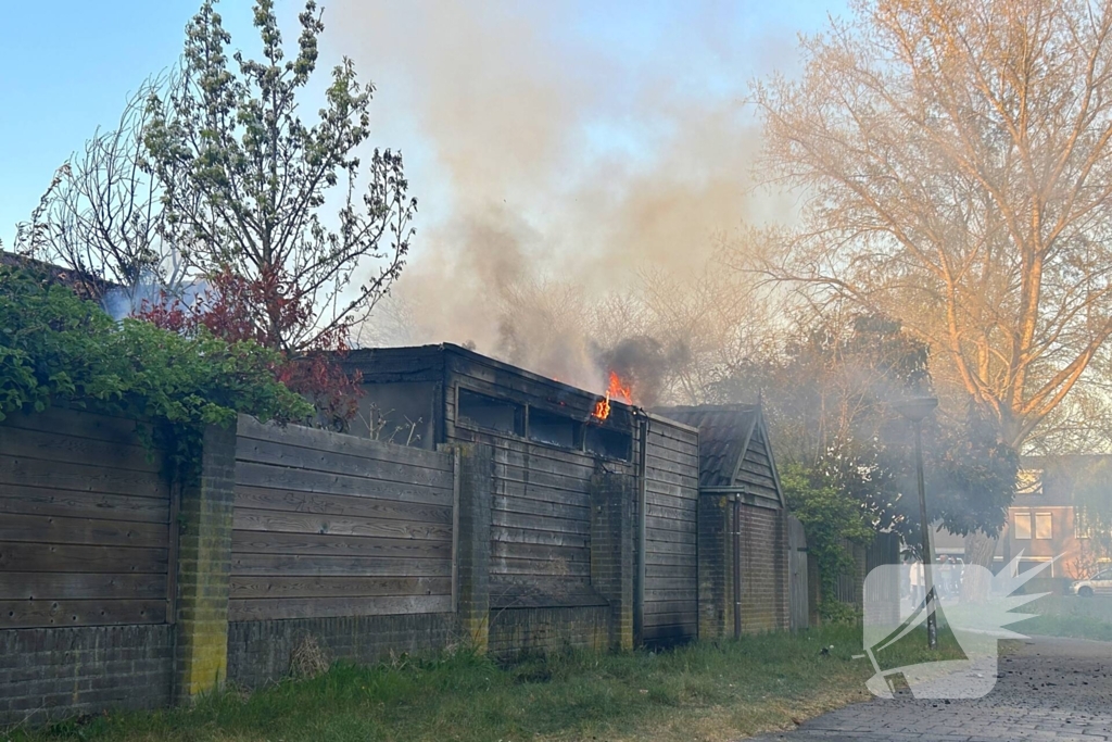 Uitslaande brand in achtertuin
