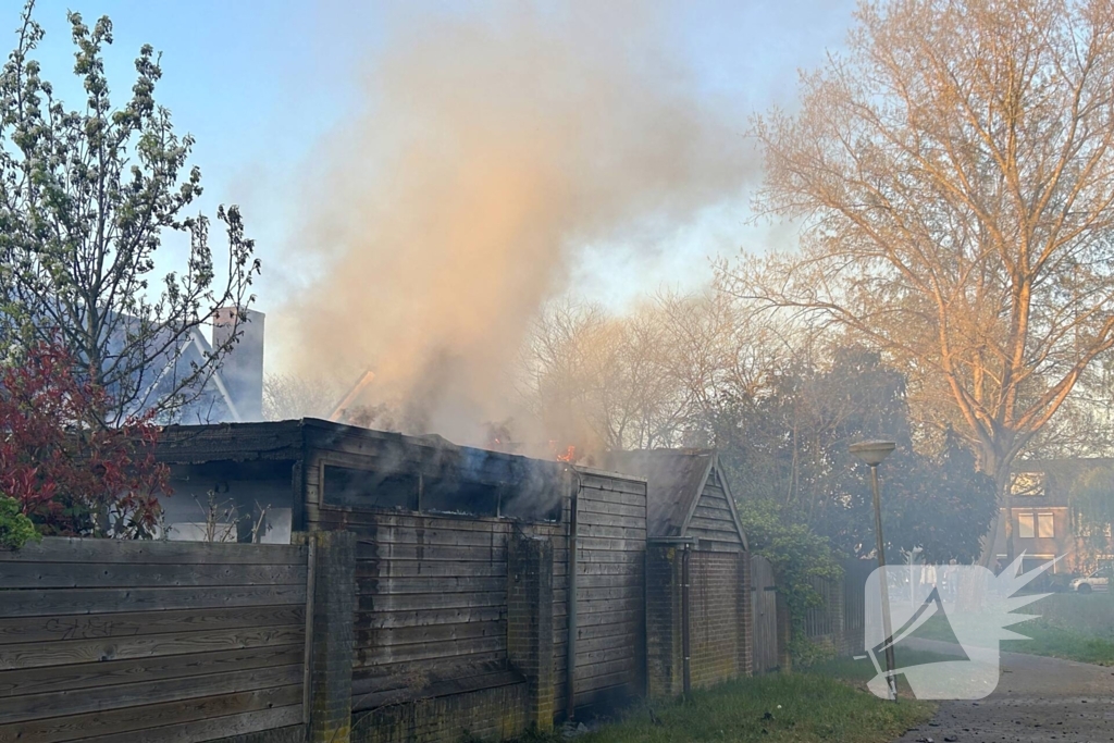 Uitslaande brand in achtertuin