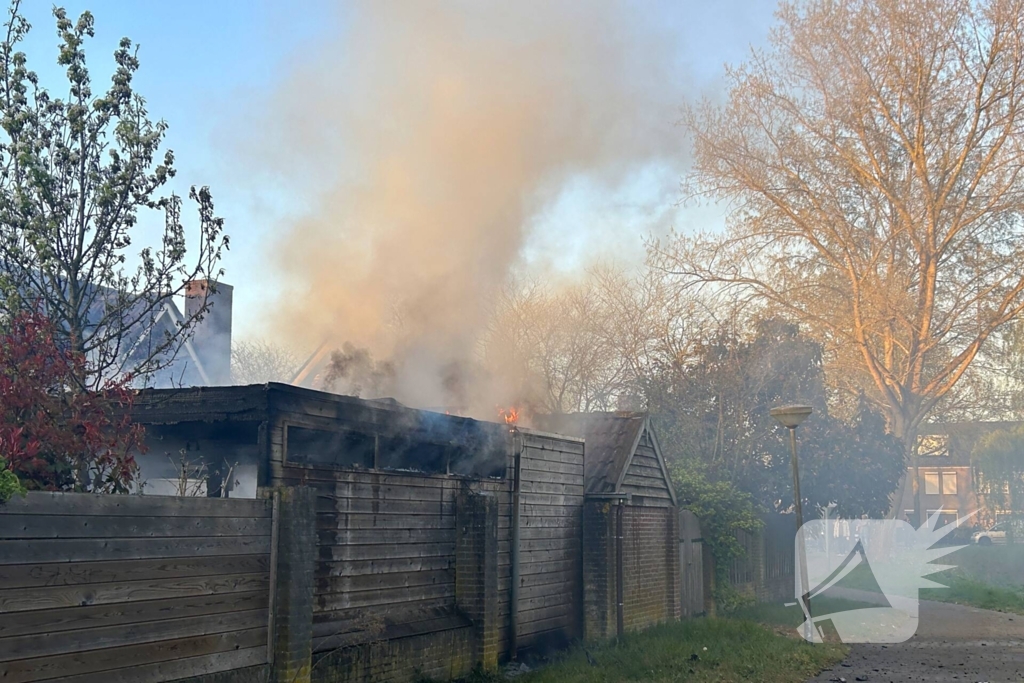 Uitslaande brand in achtertuin