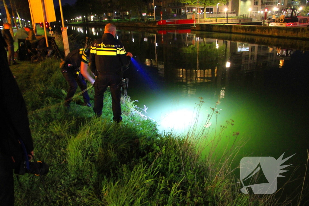 Beschonken fietser rijdt kanaal in