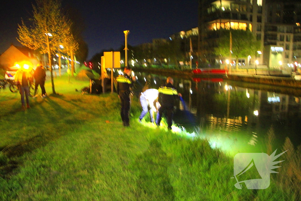 Beschonken fietser rijdt kanaal in