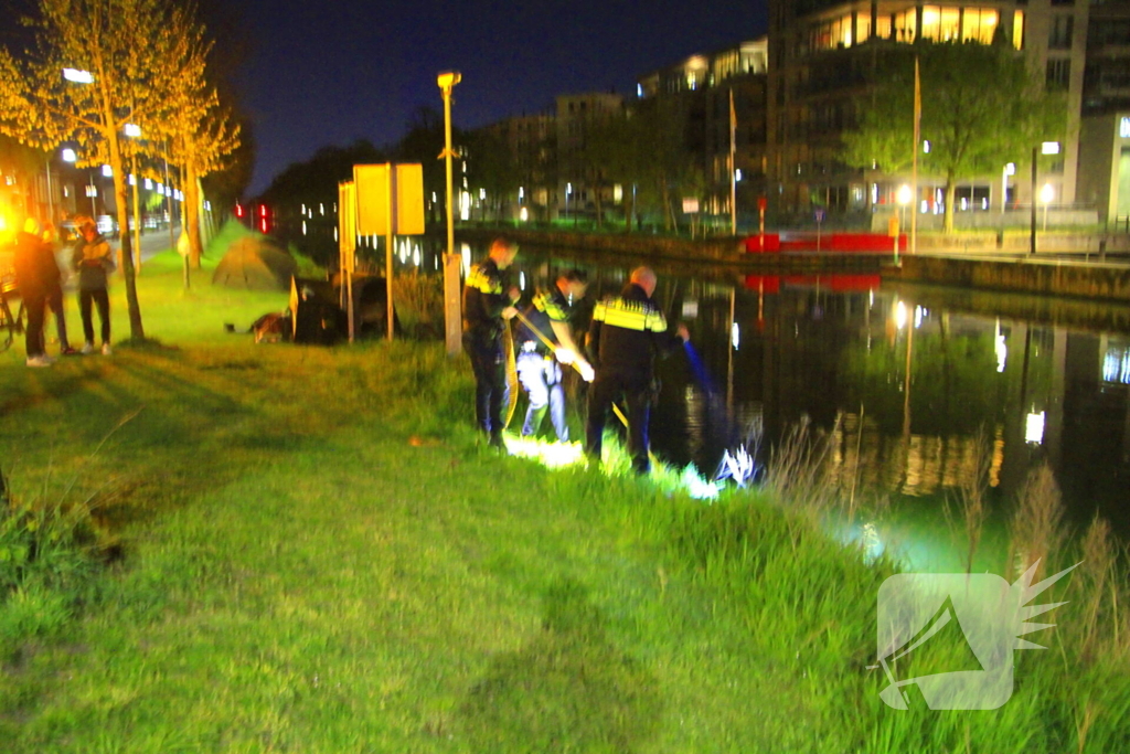 Beschonken fietser rijdt kanaal in