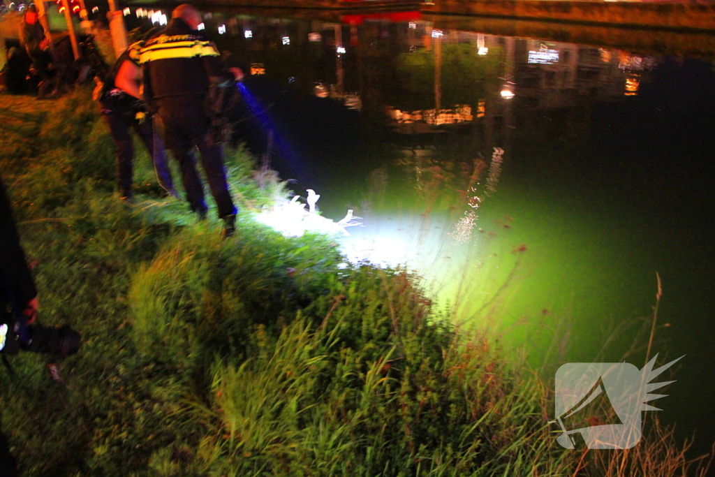 Beschonken fietser rijdt kanaal in