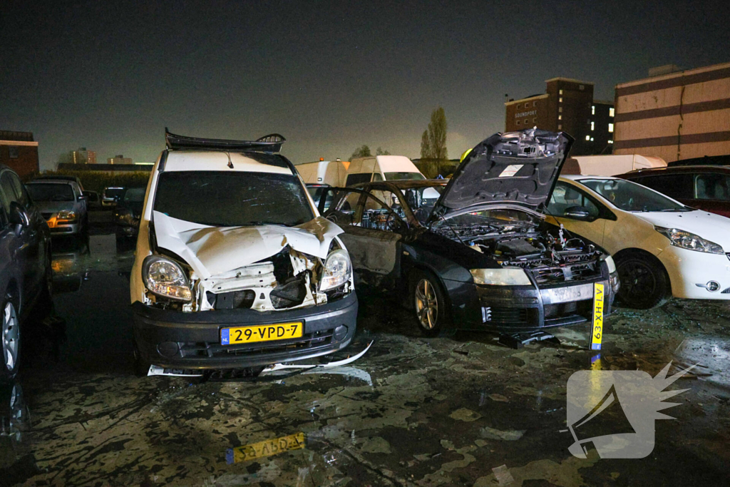 Benzinevaten aangetroffen bij autobrand