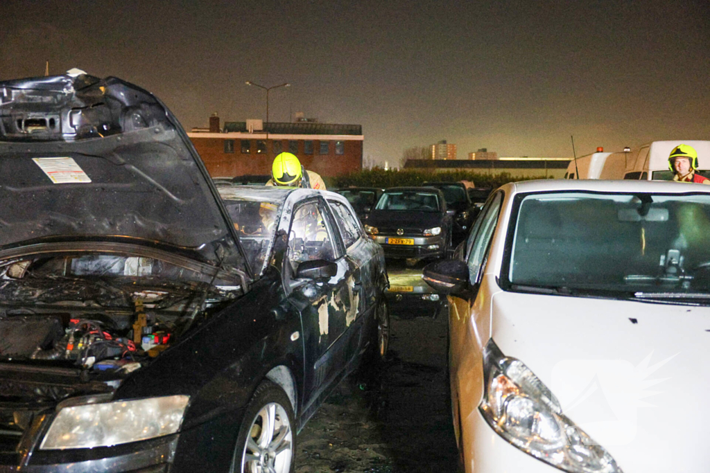 Benzinevaten aangetroffen bij autobrand