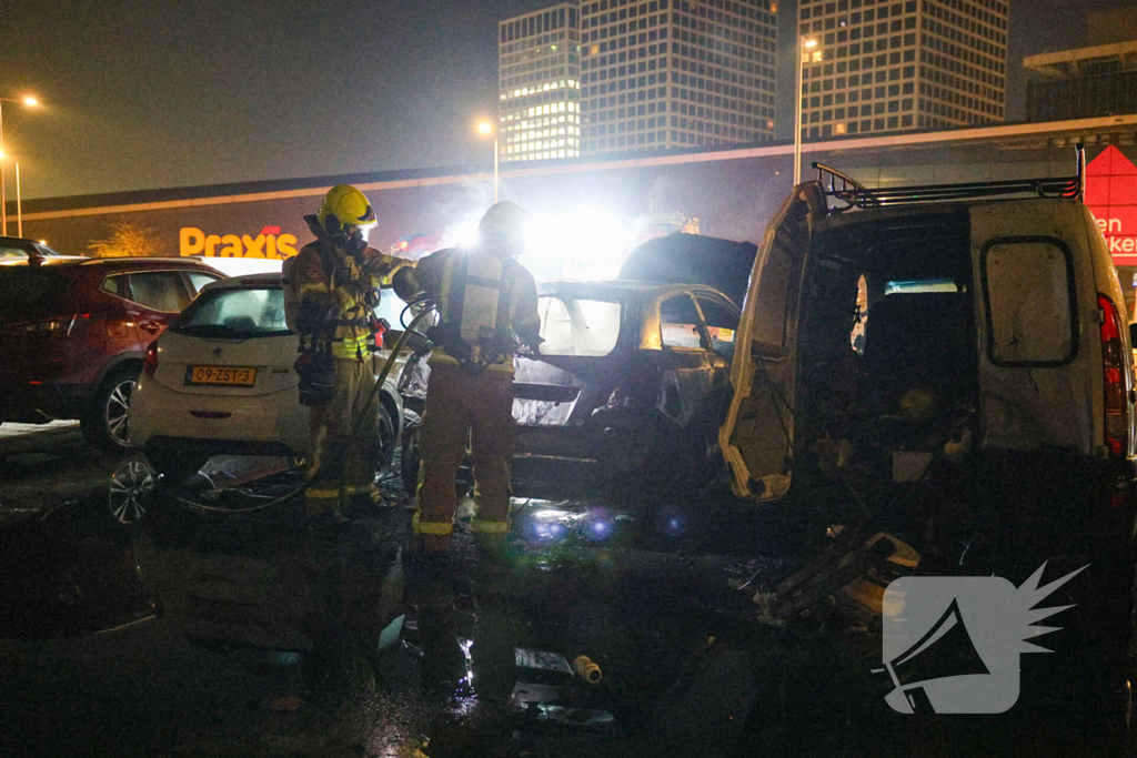 Benzinevaten aangetroffen bij autobrand