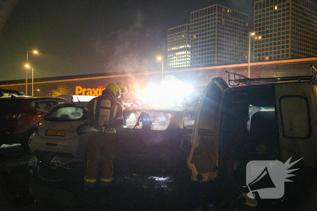 Benzinevaten aangetroffen bij autobrand