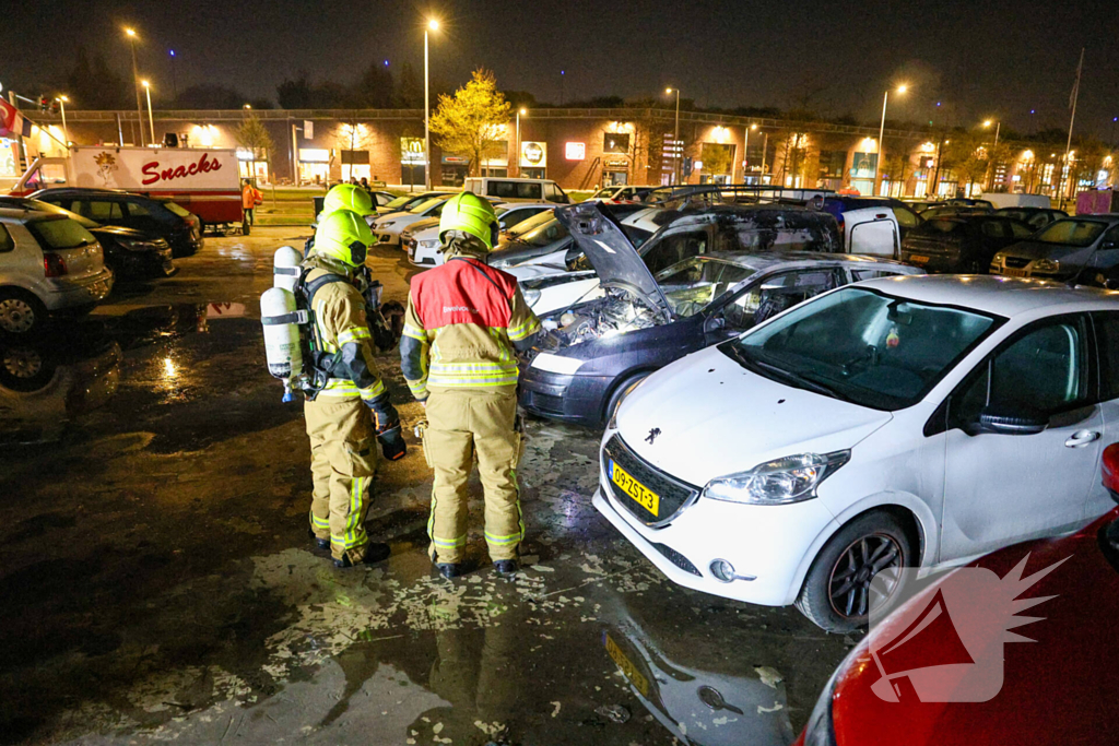 Benzinevaten aangetroffen bij autobrand