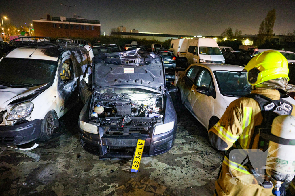 Benzinevaten aangetroffen bij autobrand