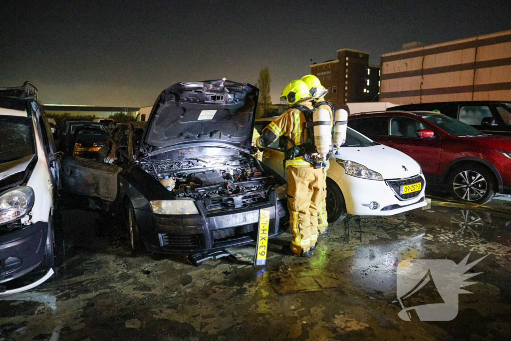Benzinevaten aangetroffen bij autobrand