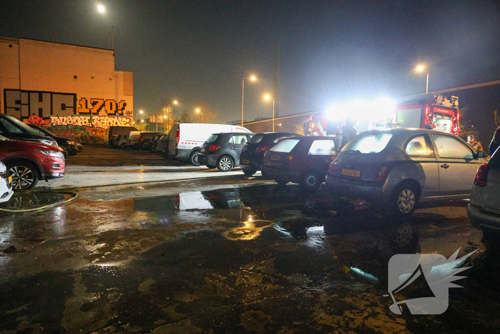 Benzinevaten aangetroffen bij autobrand