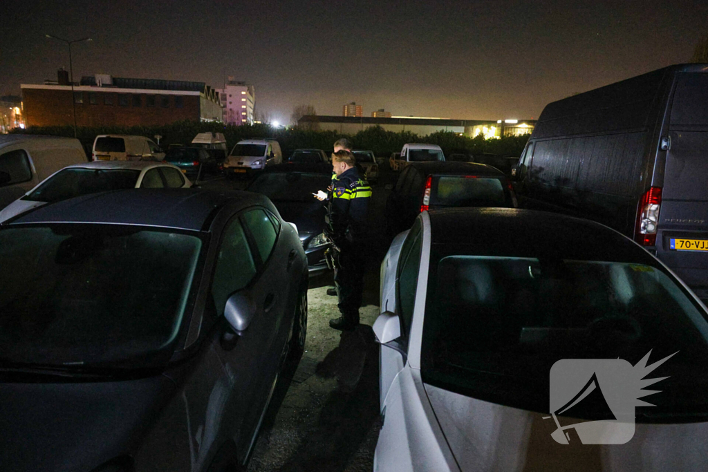 Benzinevaten aangetroffen bij autobrand