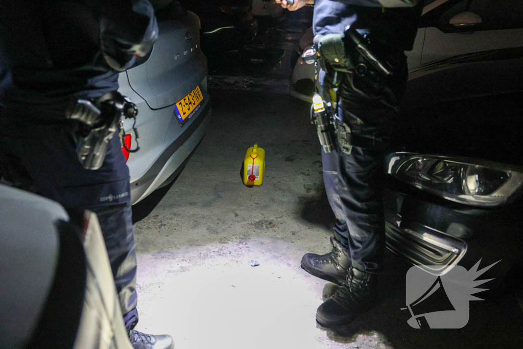 Benzinevaten aangetroffen bij autobrand