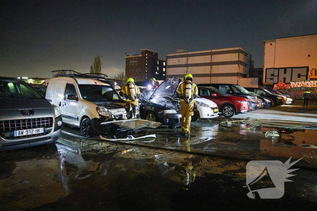 Benzinevaten aangetroffen bij autobrand