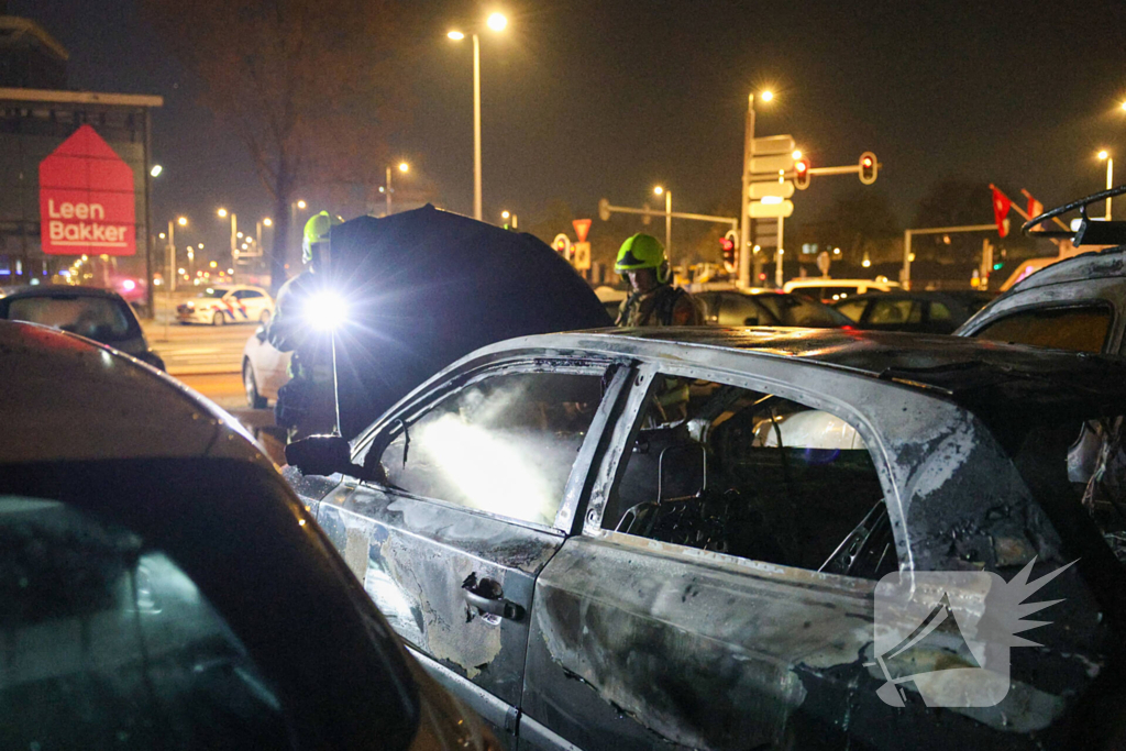 Benzinevaten aangetroffen bij autobrand